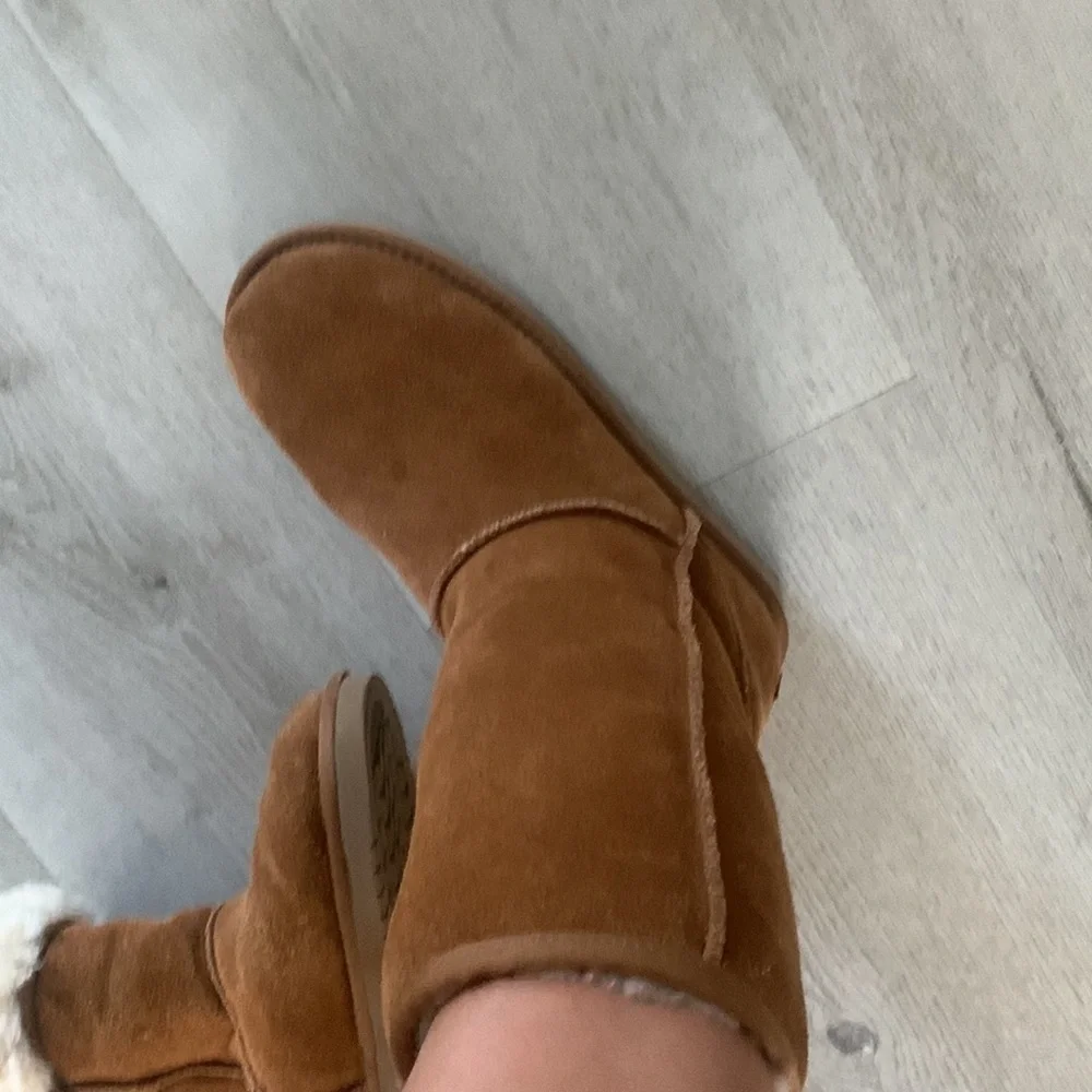 UGG KOOLABURRA Chestnut Suede Low‎ Boot Fur Lined size 6 tan camel fall winter